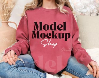 Makieta bluzy Comfort Colors 1566 Crimson, makieta bluzy Comfort Colors Crimson Crewneck, makieta prawdziwego modelu, makieta modnego, estetycznego swetra
