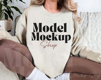 Maquette de sweatshirt Gildan 18000 sable : le mannequin porte une grande taille (JPEG)