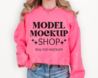 Gildan 18000 Safety Pink Sweatshirt Mockup, G180 Safety Pink Crewneck Sweatshirt Mockup, Prawdziwy Model Mockup, Prosty Casual Sweter Mockup