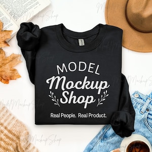 Gildan 18000 gevouwen platliggend mockup, zwart herfstsweater platliggend model, Gildan zwarte ronde hals, Gildan 18000 herfsttrui mockups