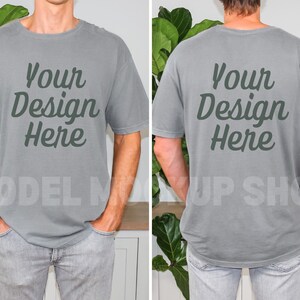 Peut inclure: Un t-shirt gris &agrave; manches courtes et col rond. Le t-shirt a le texte "Your Design Here" imprim&eacute; sur le devant et le dos en vert fonc&eacute;.