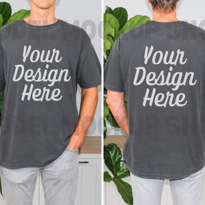 Peut inclure: Un t-shirt gris fonc&eacute; &agrave; manches courtes et col rond. Le t-shirt a le texte "Your Design Here" imprim&eacute; en blanc sur le devant et le dos.