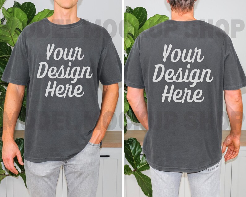 Peut inclure: Un t-shirt gris fonc&eacute; &agrave; manches courtes et col rond. Le t-shirt a le texte "Your Design Here" imprim&eacute; en blanc sur le devant et le dos.