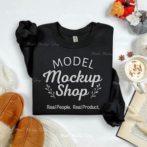 Gildan 18000 herfstmodel, Gildan 18000 zwart platliggend sweatshirtmodel, Gildan-model ronde hals, gevouwen flatlay herfstsweatshirtmodel