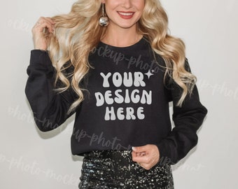 New Years Black Gildan 18000 Mockup, Schwarzes Sweatshirt Mockup, Bachelorette Mockup, Silvester Mockup, Disco Cowgirl Modell Mockup