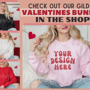 Puede incluir: Tres mujeres vistiendo sudaderas de diferentes colores con el texto "YOUR DESIGN HERE" en la sudadera rosa. Las sudaderas son todas de manga larga y tienen cuello redondo. Las mujeres est&aacute;n sentadas frente a una pared blanca con corazones rosas colgando.