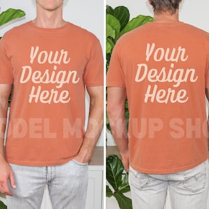 Peut inclure: Une maquette de t-shirt orange br&ucirc;l&eacute; &agrave; manches courtes. Le t-shirt porte l'inscription "Your Design Here" imprim&eacute;e sur le devant et le dos.