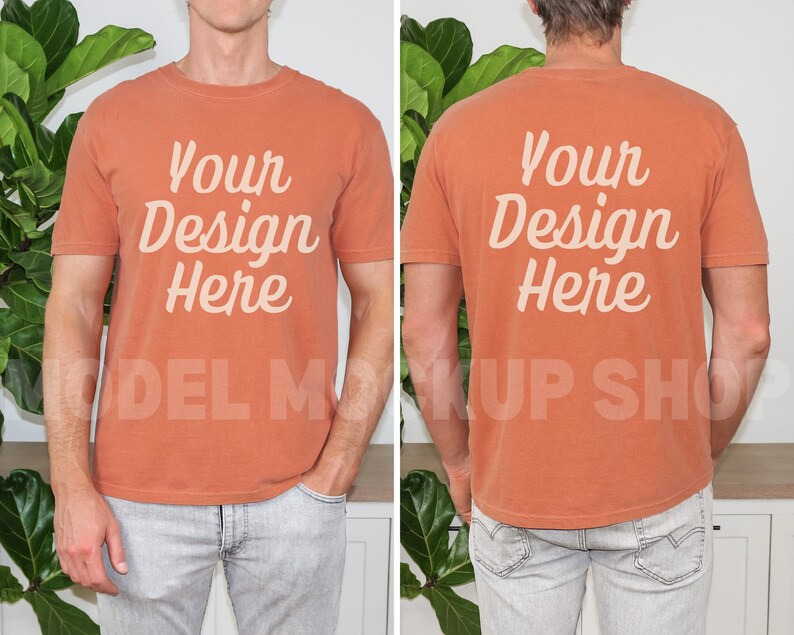 Peut inclure: Une maquette de t-shirt orange br&ucirc;l&eacute; &agrave; manches courtes. Le t-shirt porte l'inscription "Your Design Here" imprim&eacute;e sur le devant et le dos.
