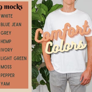 Peut inclure: Un t-shirt blanc avec le texte "Comfort Colors" en police de caract&egrave;res p&ecirc;che et jaune. Le t-shirt est port&eacute; par une personne sur un fond gris clair.