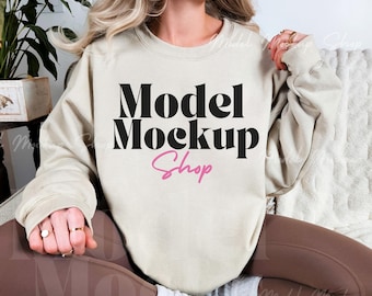 Gildan 18000 Sand Sweatshirt Mockup, Damski Gildan 18000 Sweter Mockup, Prawdziwa Osoba Mockup, Modny Prosty Swobodny Przytulny Mockup