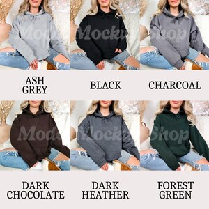 Op de afbeelding: Een set van tien hoodies in verschillende kleuren, waaronder asgrijs, zwart, antraciet, donker chocolade, donker grijs melange en bosgroen. De hoodies zijn allemaal gecropped en hebben een relaxed fit.