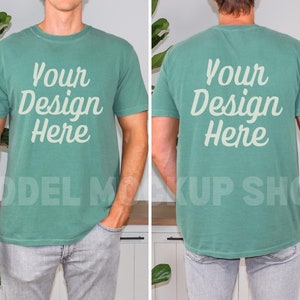 Peut inclure: Un t-shirt vert sarcelle &agrave; manches courtes et col rond. Le t-shirt porte l'inscription "Your Design Here" imprim&eacute;e sur le devant et le dos.