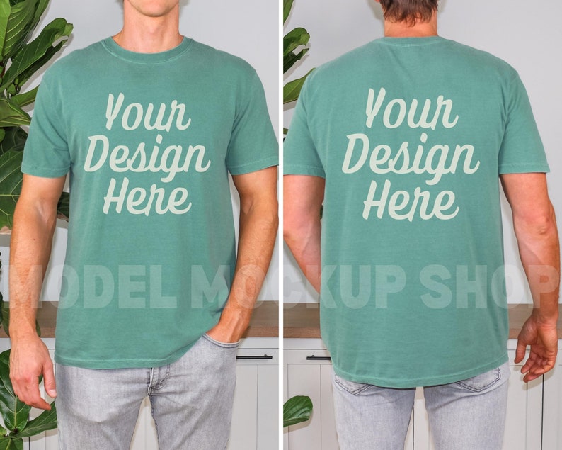 Peut inclure: Un t-shirt vert sarcelle &agrave; manches courtes et col rond. Le t-shirt porte l'inscription "Your Design Here" imprim&eacute;e sur le devant et le dos.