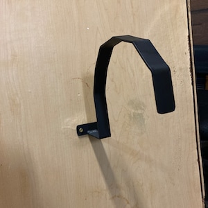 Front facing full size helmet wall mount