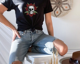 Camiseta gráfica de caveira, camisa de rosas de caveira, camiseta de rosas de caveira, camiseta de rosas de caveira, camiseta feminina, rosas de caveira unissex, design botânico gótico