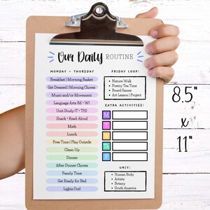 Pode incluir: Um gr&aacute;fico de rotina di&aacute;ria imprim&iacute;vel para crian&ccedil;as com um design colorido. O gr&aacute;fico inclui uma programa&ccedil;&atilde;o di&aacute;ria de segunda a quinta-feira e uma programa&ccedil;&atilde;o separada para sexta-feira. Tamb&eacute;m inclui uma se&ccedil;&atilde;o para atividades extras e uma se&ccedil;&atilde;o de unidade. O gr&aacute;fico mede 8,5 polegadas por 11 polegadas.