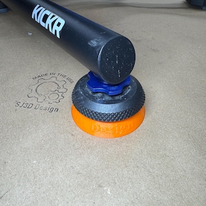 Puede incluir: Una taza de cerámica blanca con un asa negra y el texto "But First, Coffee" en negro, con una fuente de estilo manuscrito. La taza está sobre una superficie blanca.