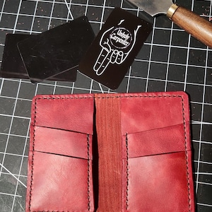 Cartera de cuero hecha a mano y cosida a mano.