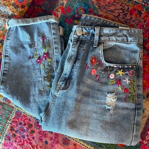Handgenaaide jeans met geborduurde bloemen en gescheurde bloemen - damesmaat 6