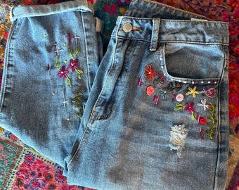 Pantalones vaqueros rotos con bordado floral a mano / Estilo cottagecore Denim / Pantalones de segunda mano Coquette / Regalo de estilo vintage para ella / Talla 6 alta para mujer