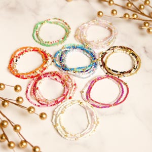 Schlichte Armbänder für Damen & Mädchen | 18k Vergoldete Mittelperle | Zierliches Stretch Armband | Geschenkideen für Sie | Einfache Armbänder Set