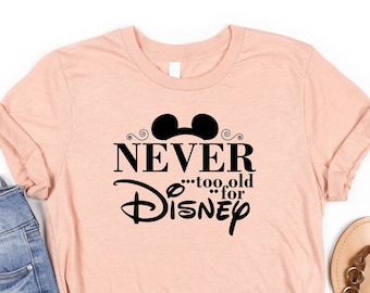 Camiseta Nunca eres demasiado mayor para Disney, camisetas de Disney, camisetas de Mickey, camiseta de Minnie, camiseta de Disneyworld, camiseta de Disney para la familia, camiseta unisex.