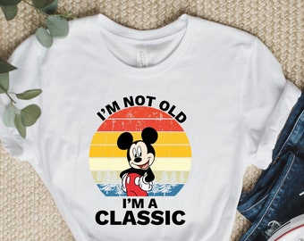 Camiseta "No soy viejo, soy un clásico", camiseta vintage de Mickey, camiseta retro de Mickey, camiseta de Mickey, camiseta personalizada de Disney, vacaciones de Disney, camiseta mágica