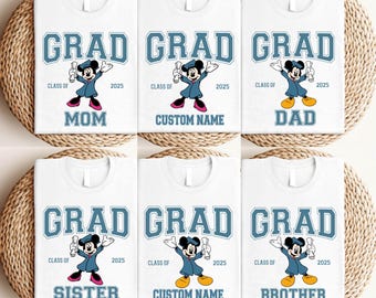 Camiseta de graduación Disney personalizada a juego para mamá, papá y familia, con diseño de Mickey y Minnie, para la promoción de 2025. Camiseta mágica de graduación Disney 2025.