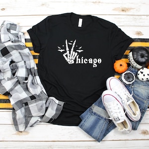 Chicago Halloween Spooky TShirt, T-shirt tendance Halloween, Halloween Fun avec Chicago Tees, Rock & Roll Sign Skeleton Hand Chicago Shirt