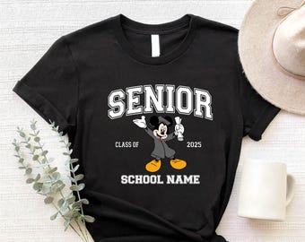 2025年卒業生ミッキーカスタムスクール名入りパーソナライズドディズニー卒業ギフトTシャツ、魔法の2025年卒業生ミッキーディズニークラスオブシャツ