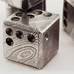 Dados de acero de Damasco de 20 mm, 23 dólares por dado / Acero forjado a mano / Acero de Damasco / Hierro de seis caras / Dados de juego / Larp / Regalo de jugador