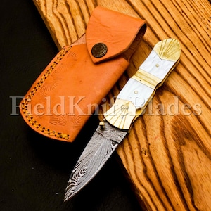 Coltello damasco forgiato a mano personalizzato manico in madreperla con rivestimento in pelle coltello pieghevole da caccia da campeggio blocco fodera regalo Groomsman
