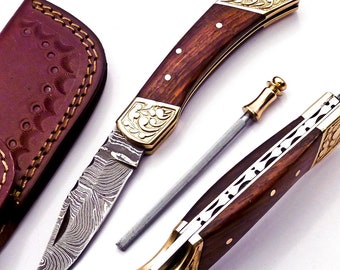 Coltello da caccia pieghevole da campeggio con chiusura a scatto, forgiato a mano su misura, con manico in legno d'ulivo e rivestimento in pelle.