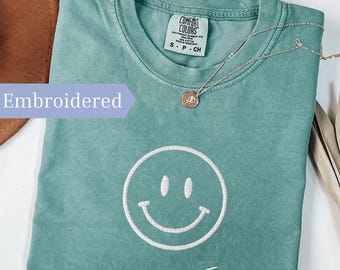 Geborduurd T-shirt met smileygezicht, comfortabele kleuren aangepast Happy Face-shirt