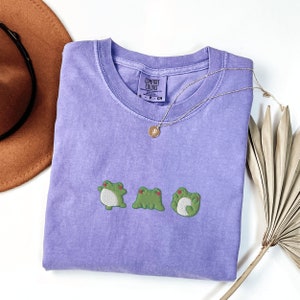 コンフォートカラーのカエルTシャツ、刺繍入りカエルシャツ、刺繍入りカエルシャツ、シンプルでおかしなカエルシャツ、かわいい刺繍入りシャツ