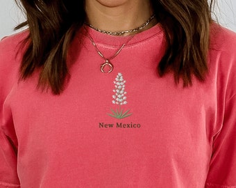 Comfort kleuren New Mexico T-shirt, geborduurd New Mexico State Flower Shirt, Yucca Flower Shirt, geborduurd New Mexico T-shirt