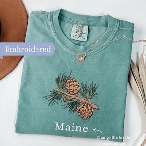 Comfort Colors Maine T-Shirt, besticktes Pine Cone Shirt