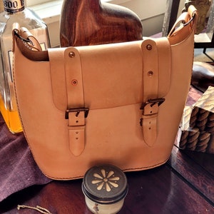 Handgemachte und handgegerbte veg gegerbte Ledertasche oder Bikertasche