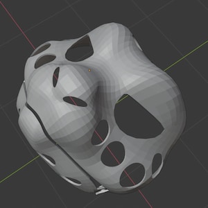 Puede incluir: Una máscara gris impresa en 3D con un diseño geométrico y varios agujeros. La máscara está diseñada para cubrir la nariz y la boca.