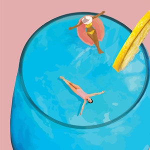 Könnte beinhalten: Ein blaues Cocktailglas mit einem Zitronenspritz und zwei Figuren, die im blauen Getränk schwimmen. Eine Figur schwimmt auf einem rosa aufblasbaren Ring und die andere schwimmt.