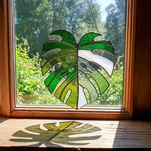Glasmalerei Blatt Monstera Suncatcher, Blatt Monstera Glasmalerei Dekor, Fensterbehang, Geschenk für sie, Garten Dekor, Geschenk für Pflanzenliebhaber
