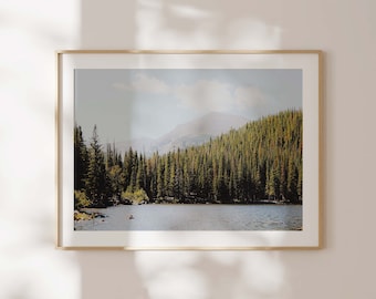 Montagnes tranquilles du Colorado avec impression horizontale de lac | Photographie de paysage aux tons sourds | Photographie Nature | Art mural imprimé nature