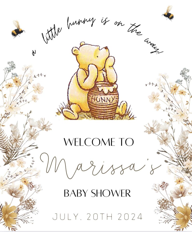 K&ouml;nnte beinhalten: Eine Winnie Puuh Babyparty-Einladung mit einem gelben B&auml;ren, der einen Honigtopf h&auml;lt. Die Einladung hat einen floralen Rand und den Text "a little hunny is on the way!"  "WELCOME TO Marissa's BABY SHOWER JULY. 20TH 2024"