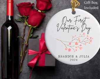 Adorno de cerámica personalizado para el primer día de San Valentín: regalo personalizado para recién casados, imagen central personalizada, nombres y fecha.