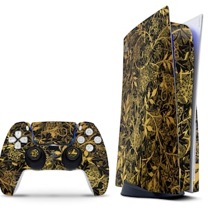 Può includere: Una console PlayStation 5 nera e dorata con un controller con un motivo floreale. La console è in piedi e il controller è sdraiato.