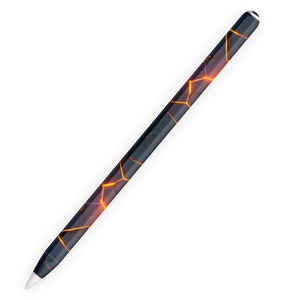 Pode incluir: Um Apple Pencil preto e laranja com um padrão geométrico. O padrão se assemelha a uma superfície rachada com linhas laranja brilhantes.
