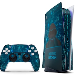 Może przedstawiać: Niebiesko-czarna konsola PlayStation 5 z cyfrowym wzorem przedstawiającym postać w kapturze i tekst "ANONYMOUS HACKER". Konsola jest pokazana z dopasowanym niebiesko-czarnym kontrolerem.