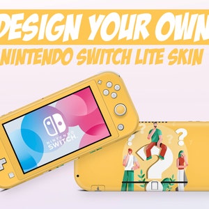 Könnte beinhalten: Eine gelbe Nintendo Switch Lite-Hülle mit dem Text "DESIGN YOUR OWN NINTENDO SWITCH LITE SKIN". Der Bildschirm zeigt das Nintendo Switch-Logo. Die Rückseite der Konsole zeigt eine Grafik von Personen und Fragezeichen.