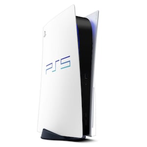 Könnte beinhalten: Eine weiße PlayStation 5 Konsole mit einer schwarzen Seitenverkleidung und einem blau-violetten PS5-Logo. Die Konsole steht aufrecht auf einem weißen Hintergrund.