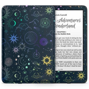 Könnte beinhalten: Ein schwarzer E-Reader mit einem Himmelsmotiv-Cover mit Sonnen, Monden, Sternen und Sternbildern in Gelb, Blau und Lila. Der Bildschirm zeigt Text aus "Adventures in Wonderland" von Lewis Carroll.